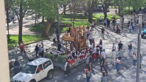 Habla uno de los artesanos encargados del diseño de una carroza del desfile de El Bollo tras su vandalización durante la Comida en la Calle: 
