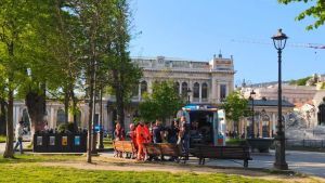 Trieste, accoltellano tre persone in piazza Libertà e poi fuggono: caccia agli aggressori
