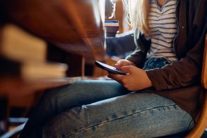 Handyverbot und Kürzungen statt Kinder- und Jugendhilfe