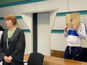 Hammer-Attacke auf wildfremde Frau: „Er hat ihr ohne Grund ins Gesicht geschlagen“