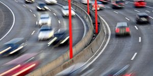Soll der Staat 100 km/h auf der Autobahn verordnen? Ein Pro & Kontra
