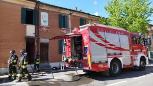 Incendio in un alloggio per guasto elettrico in via Roma: strada chiusa