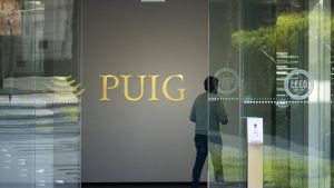 La fusión de Puig y Estée Lauder alumbraría un líder mundial de los perfumes capaz de amenazar a L’Oréal