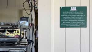 Forte dei Marmi, cibo da casa «non consentito» in spiaggia: un cartello scatena la bufera