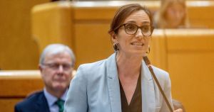 Mónica García desmonta punto por punto los bulos de Vox sobre la regularización de migrantes y el sistema sanitario: 