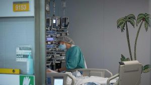 El bebé maltratado del Vall d'Hebron sale de la uci y no presenta nuevas lesiones