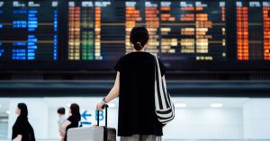 Chegar EM ou chegar A algum lugar: qual é a forma correta, afinal?