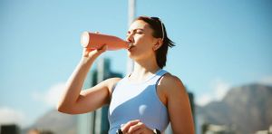 ¿Puede una bebida deportiva casera ser tan efectiva como una comercial?