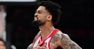 Όταν όλοι ψάχνουν σκόρινγκ γκαρντ, ο Τάιλερ Ντόρσεϊ χαμογελάει Όταν όλοι ψάχνουν σκόρινγκ γκαρντ, ο Τάιλερ Ντόρσεϊ χαμογελάει