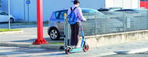 Ferrara, arrivano targa e assicurazione per i monopattini