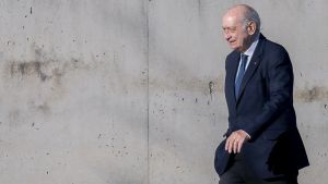 El hombre que condecoró a la Virgen