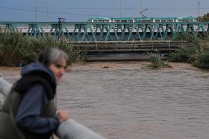 El riesgo de inundación en las Tres Xemeneies lleva a estudiar que el puente de Rodalies sobre el Besòs se eleve tres metros y medio