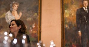 Ayuso riega con un millón de euros a empresas privadas para externalizar el servicio de becas: “Robo de dinero público”