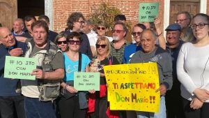 Bosconero e San Benigno, fedeli in piazza: «Don Mario Viano uno di noi, gli siamo vicini»