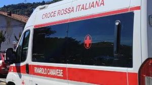 Vagava in stato di alterazione lungo i binari, poi viene soccorso e portato in ospedale