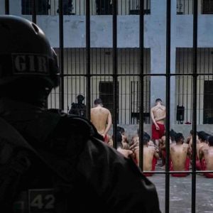 Como é a vida de presos no sistema prisional brasileiro?