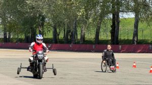Corso di guida per persone disabili: «In moto torniamo a vivere a 200 all’ora»
