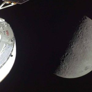 Artemis II e o abraço que a gravidade não segurou