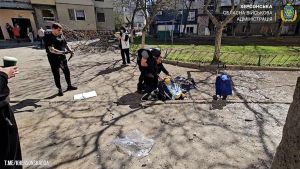 Las desgarradoras imágenes de un hombre llorando sobre el cadáver de su madre tras un bombardeo ruso a la ciudad de Jersón