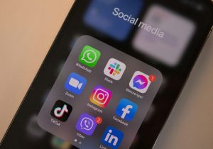 Απαγόρευση των social media στους ανηλίκους: Πολιτική ευκολία, τεχνολογική αυταπάτη, κοινωνικό ρίσκο