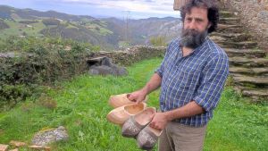 David Martín, el madreñero valdesano de 51 años que lleva tres décadas dedicadas a un oficio en peligro de extinción
