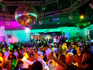 « Ce n’est pas idiot ! » : Julien Damon défend la Lituanie qui veut rénover ses discothèques pour relancer la natalité