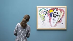 Simon Libsig wird zwischen Sofa und Strassenrand zu Sherlock Holmes