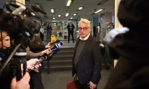 Han po sestanku z Golobom kislega obraza: Janša lahko brez težav sestavi vlado