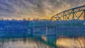 Dozens of illegal immigrants scatter at a Pennsylvania DMV when ICE responds