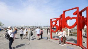 Gijón estrena su temporada de cruceros con más de 2.000 turistas, una soleada bienvenida y devoción por los churros: 