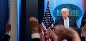 Trump: o narcisista que ameaça e recua