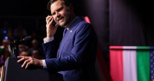 VIDEO Blamaža pred Mađarima: JD Vance nazvao Trumpa, pa ostao zatečen pred gomilom ljudi