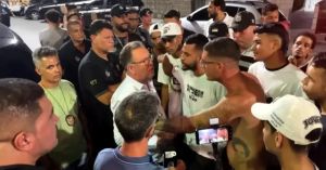 Torcida cobra presidente do Santos após renegociação de dívida com Neymar