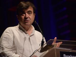 Cercas face aux mensonges qui tiennent les pays debout