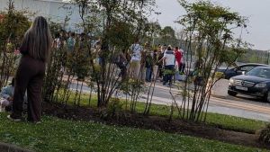 Quejas por la suciedad y el ruido generado por varias familias a las puertas de las Urgencias del Hospital San Agustín de Avilés: 