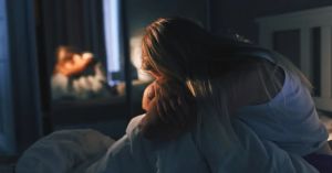 Casal é condenado por divulgar vídeo de amiga em ménage à trois