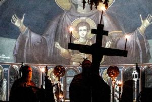 Μ. Πέμπτη: Σήμερον κρεμάται επί ξύλου…