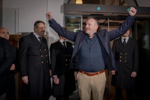 Møgsagerne vælter ud af Bojes parti. Men én ting må man dog rose ham for