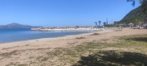 Σε άσχηµη κατάσταση η παραλία των Καλυβών