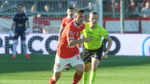 Sugli spalti. Un altro match a metà. I tifosi restano a casa