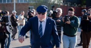 ¿Por qué Villarejo se sienta con los abogados y no en el banquillo en el juicio del caso Kitchen?