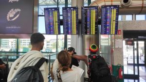 Voli a rischio e caro carburante: tra rimborsi e assicurazioni, cosa fare per non perdere soldi e vacanze