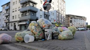 Pordenone, strade invase dall’immondizia dopo Pasquetta: «C’è un calendario, riportate i sacchi in casa»