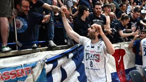 Serie A2, nell’ultima casalinga della regular season la Fortitudo batte Cremona: successo numero 17 su 18 davanti ai propri tifosi e -2 da Pesaro. Caja: 