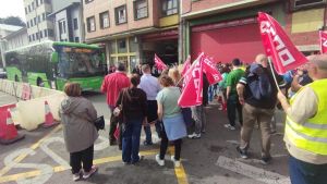 Huelga de autobuses en el valle del Nalón: los trabajadores piden al Principado que 