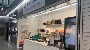 El mercado de Sant Antoni incorpora por primera vez un puesto de ordenadores y móviles reciclados