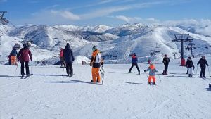 Las estaciones asturianas superan los 67.000 esquiadores y avanzan hacia una gestión conjunta con León, donde esquiaron esta campaña más de 180.000 personas