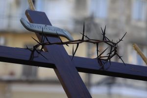 Από τον Γολγοθά στην… εξουσία: Το ριζοσπαστικό πολιτικό μήνυμα του Χριστού που παραμένει ανεκπλήρωτο