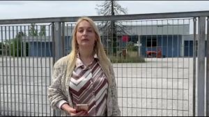 Un muro di pannelli fonoassorbenti e telecamere: ecco il bunker delle sigarette a Gonars