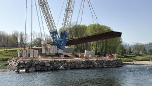 El puente de Arriondas empieza a hacerse realidad: colocada la primera estructura metálica, de 190 toneladas de peso y 54,2 metros de longitud